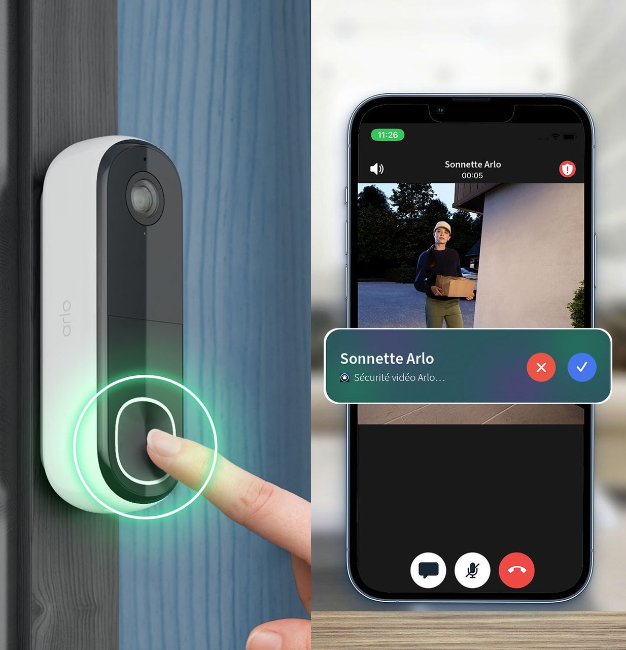doigt appuyant sur la sonnette, téléphone portable indiquant qui est à la porte
