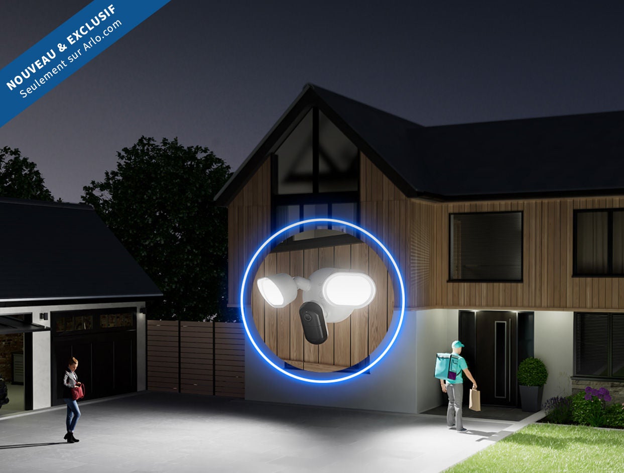 Image composite d'une maison plongée dans l'obscurité, montrant la nouvelle caméra de surveillance avec projecteur positionnée et s'allumant à l'approche de la porte.