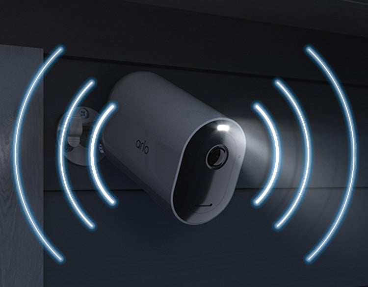 La caméra de sécurité fixée contre un mur avec des effets montrant l'alarme sonore