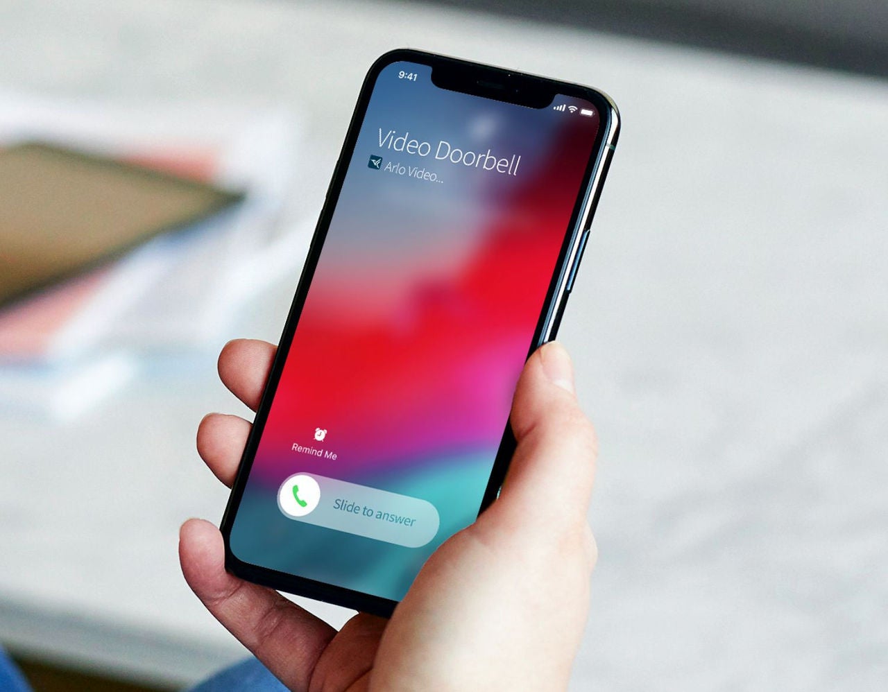 Image du Smartphone montrant l'appel reçu par la sonnette vidéo sans fil Arlo