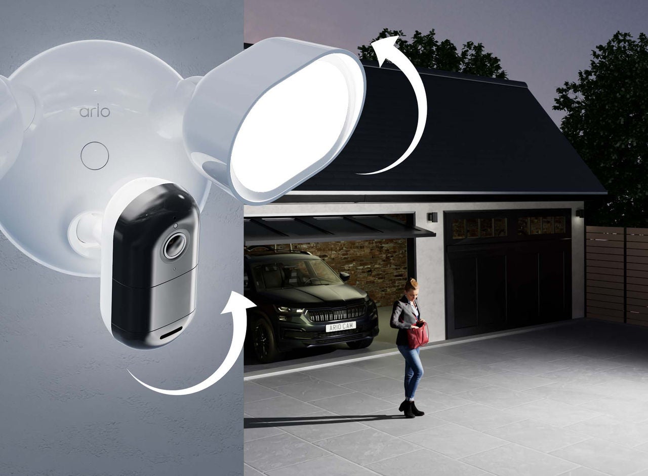 Arlo Floodlight övervakningskamera kopplad till ett hus fångar en man utanför en öppen garageport