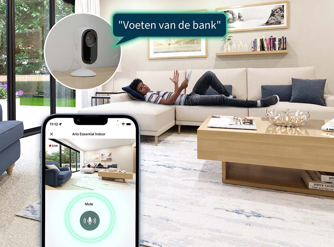 Een jongen ligt op zijn bank en via tweewegaudio wordt hem verteld dat hij zijn schoenen van de bank moet halen