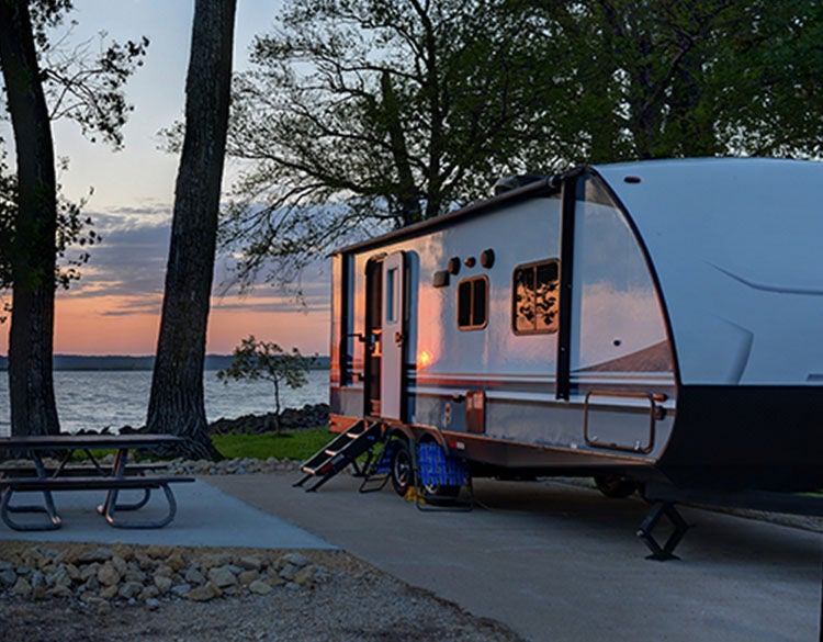 Un camping car dans un camping surveillé par une caméra de sécurité Arlo Go 2