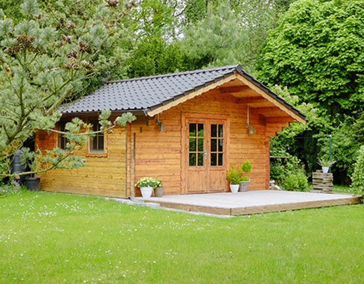 Un cabanon de jardin surveillé par une caméra de sécurité Arlo Go 2