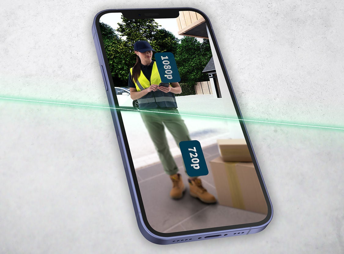 L'image de l'écran d'un téléphone portable montre une image claire et haute définition d'un livreur à la porte d'entrée.