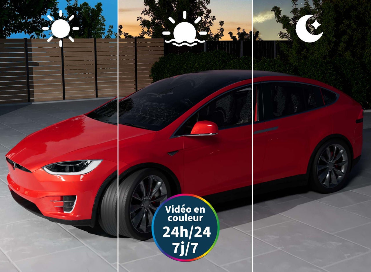 une voiture à l'extérieur d'une maison la nuit est montrée en couleur vidéo HD