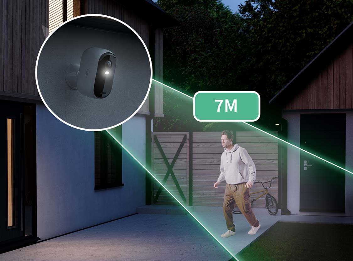 En potentiell inkräktare fångas i ett kraftfullt strålkastarljus som närmar sig ett hus på 7 meters avstånd