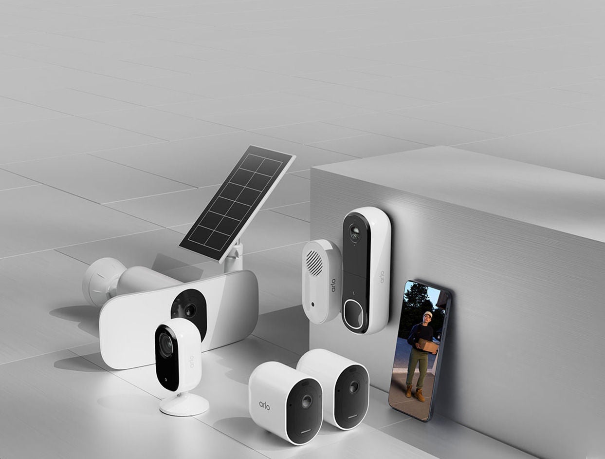  Image de caméras, d'un projecteur et de sonnettes Arlo placés côte à côte. Combinez différents packs et solutions de sécurité pour la maison.