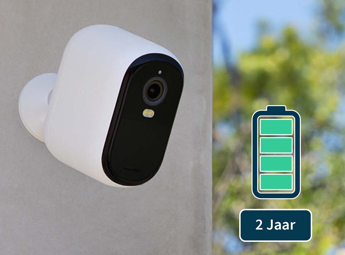   Een aan de muur gemonteerde Arlo-camera toont een batterij met een 4x langere levensduur tot 2 jaar