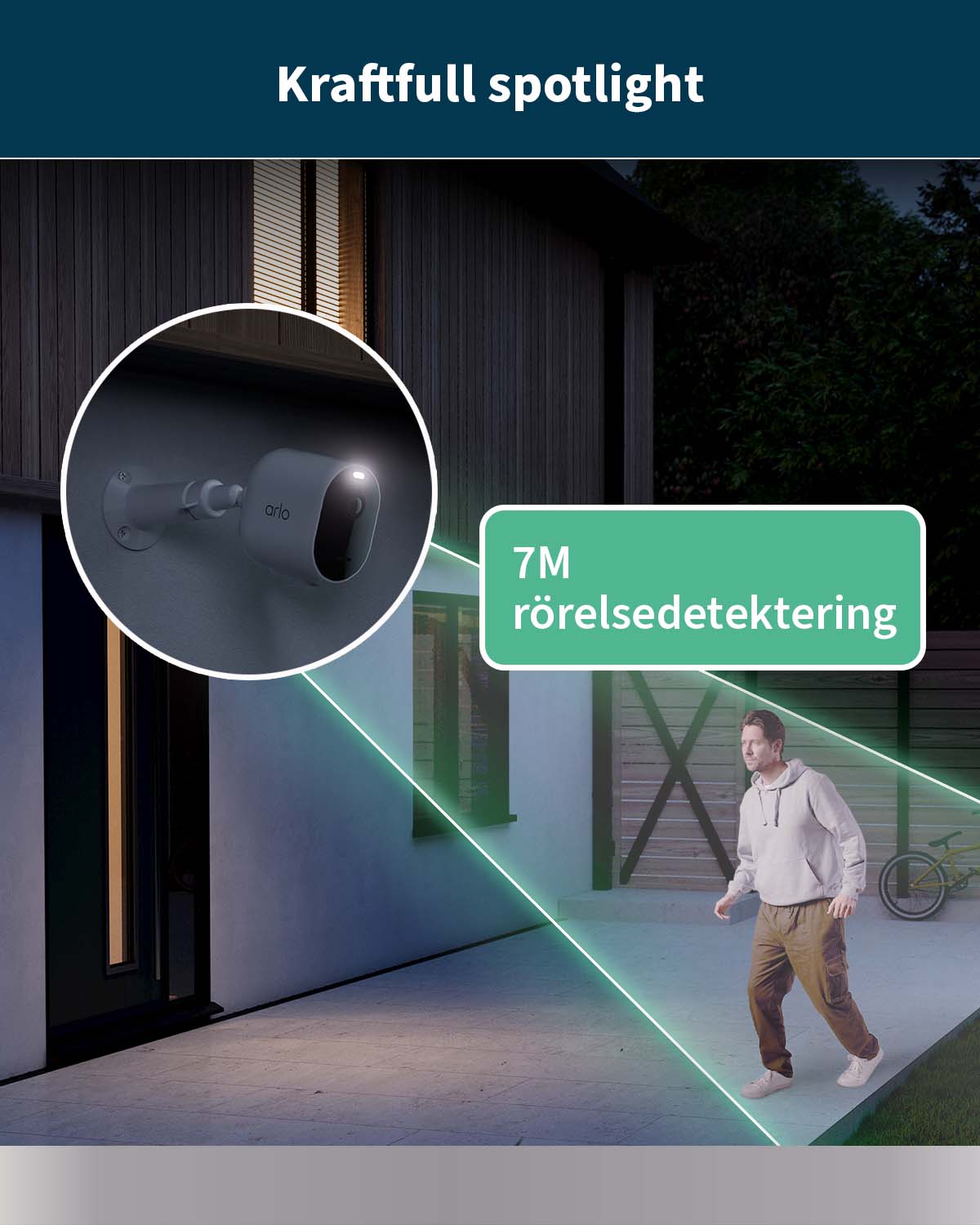  Eine Person sieht sich das Sicherheitsvideo seiner Überwachungskamera auf seinem Smartphone an