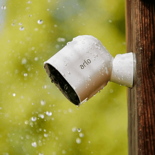 Eine Arlo Outdoor-Sicherheitskamera im Regen aus einem Instagram-Beitrag des Arlo-Kontos