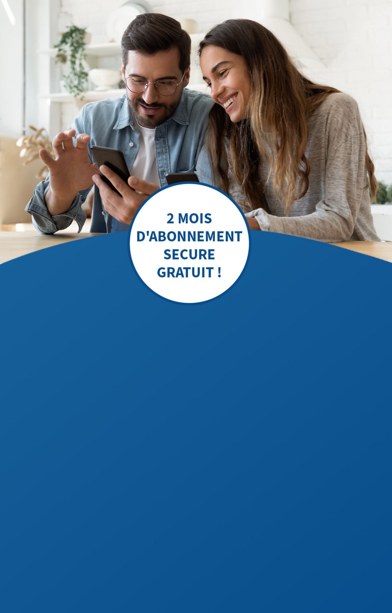 Un couple, homme et femme, s'assoit et regarde son téléphone s'il a reçu des notifications d'Arlo Sercure